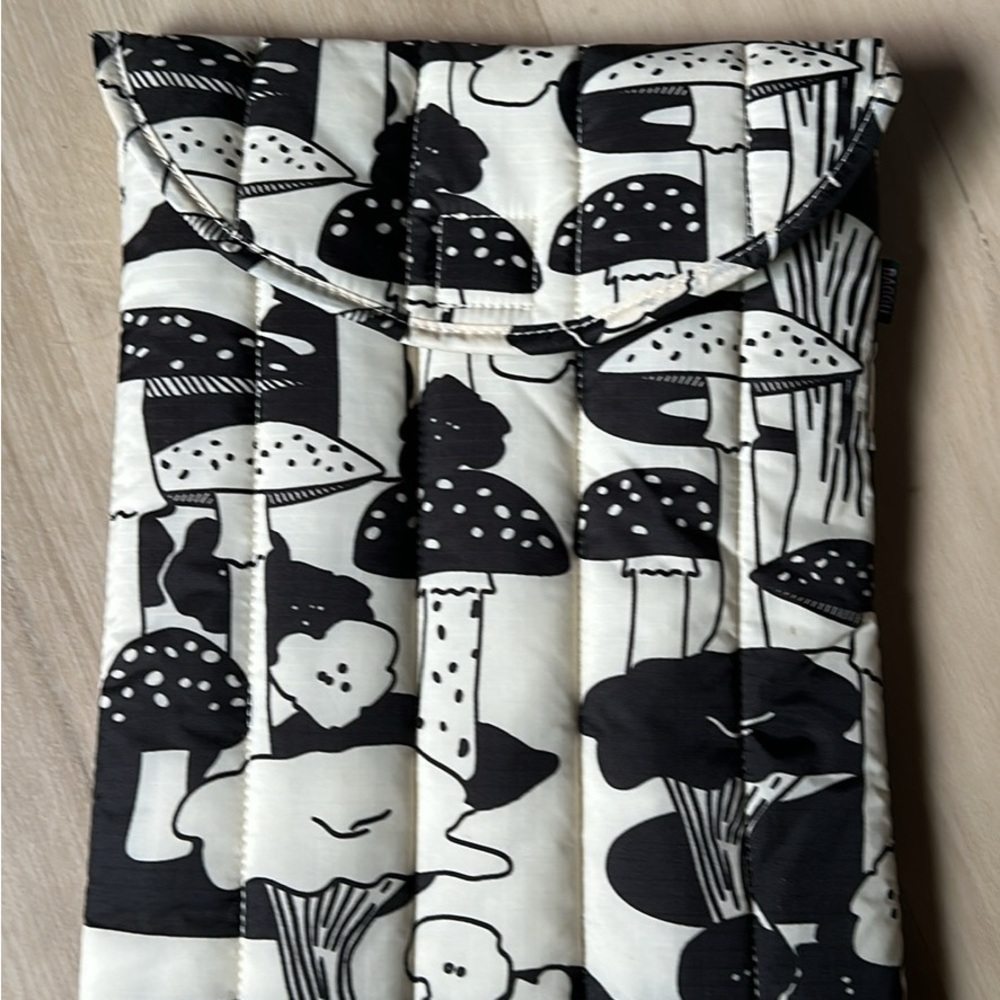 Baggu Black and White Mushroom Print Padded laptop Sleeve 13”